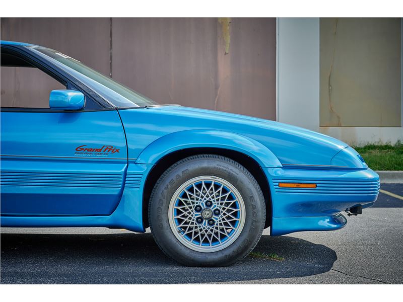 No Reserve: 1k-Mile 1992 Pontiac Grand Prix Richard Petty Edition for sale  on BaT Auctions - sold for $17,501 on February 9, 2022 (Lot #65,388)